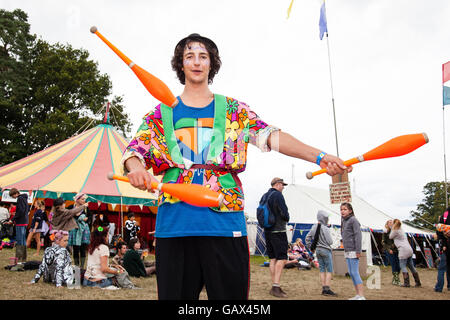 FILE PIC prese nel 2014. 27 enne giocoliere Ashton Launcherley è stato denominato come l'uomo che è morto il 21 giugno come un risultato di Burns ha ricevuto al festival di Glastonbury. Ashton è visto qui la giocoleria in bella Days Festival 2014 a Escott Park, Devon. 6 luglio 2016. Credito: Fotografia Redorbital/Alamy Live News Foto Stock