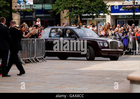 Dundee, Tayside, Scotland, Regno Unito. 6 luglio 2016. Sua Maestà la Regina e Sua Altezza Reale il Principe Filippo che arrivano presso le Camere di Commercio nella Piazza della Città oggi durante la loro visita reale a Dundee. Credito: Dundee fotografico / Alamy Live News Foto Stock