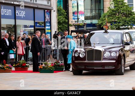 Dundee, Tayside, Scotland, Regno Unito. 6 luglio 2016. Sua Maestà la Regina e Sua Altezza Reale il Principe Filippo che arrivano presso le Camere di Commercio nella Piazza della Città oggi durante la loro visita reale a Dundee. Entrambi erano soddisfatti da Dundee di Lord Provost Bob Duncan [sinistra] che è Sua Maestà di Lord Luogotenente della città di Dundee. Credito: Dundee fotografico / Alamy Live News Foto Stock