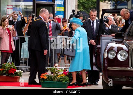 Dundee, Tayside, Scotland, Regno Unito. 6 luglio 2016. Sua Maestà la Regina e Sua Altezza Reale il Principe Filippo che arrivano presso le Camere di Commercio nella Piazza della Città oggi durante la loro visita reale a Dundee. Entrambi erano soddisfatti da Dundee di Lord Provost Bob Duncan [sinistra] che è Sua Maestà di Lord Luogotenente della città di Dundee. Credito: Dundee fotografico / Alamy Live News Foto Stock