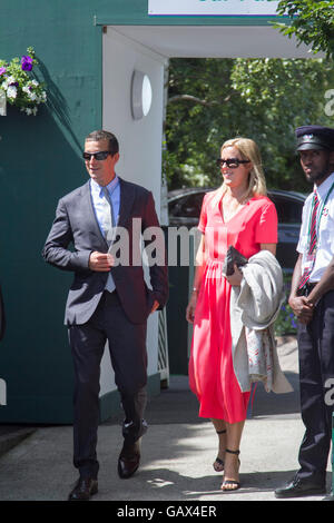 Il torneo di Wimbledon di Londra, Regno Unito. 6 luglio 2016. British Adventurer Bear Grylls arriva con sua moglie Shara Grylls il giorno 10 del 2016 Wimbledon Tennis Championships Credito: amer ghazzal/Alamy Live News Foto Stock