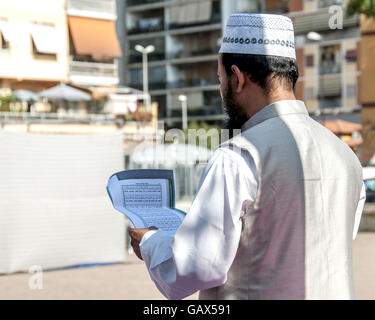 Roma, Italia. 06 Luglio, 2016. Un momento di preghiera durante la celebrazione della fine del Ramadan Credito: Patrizia Cortellessa/Alamy Live News Foto Stock