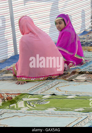 Roma, Italia. 06 Luglio, 2016. Due giovani ragazze Bengali durante la celebrazione della fine del Ramadan a Roma Credito: Patrizia Cortellessa/Alamy Live News Foto Stock