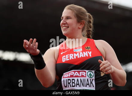 Lena Urbaniak di Germania compete nel colpo messo le donne turno di qualificazione al Campionato Europeo di Atletica presso lo Stadio Olimpico di Amsterdam, Paesi Bassi, 06 luglio 2016. Foto: Michael Kappeler/dpa Foto Stock