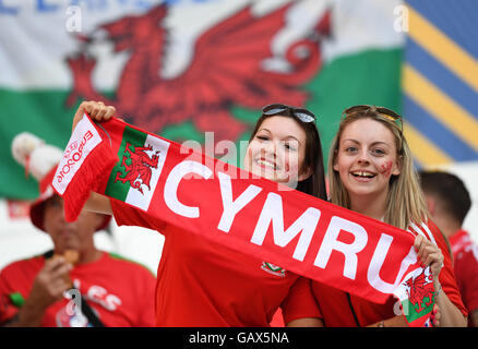 I sostenitori del Galles allegria nelle gabbie prima di UEFA EURO 2016 semifinale partita di calcio tra il Portogallo e il Galles allo Stade de Lyon a Lione, Francia, 06 luglio 2016. Foto: Arne Dedert/dpa (RESTRIZIONI: Per editoriale news report solo. Non utilizzato per scopi commerciali o per scopi di marketing senza la preventiva approvazione scritta della UEFA. Le immagini devono essere visualizzate come immagini statiche e non deve emulare corrispondono azione riprese video. Le fotografie pubblicate in pubblicazioni online (sia via Internet o altrimenti) deve disporre di un intervallo di tempo di almeno 20 secondi tra il distacco). Foto Stock