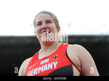 Lena Urbaniak di Germania compete nel colpo messo le donne turno di qualificazione al Campionato Europeo di Atletica presso lo Stadio Olimpico di Amsterdam, Paesi Bassi, 06 luglio 2016. Foto: Michael Kappeler/dpa Foto Stock