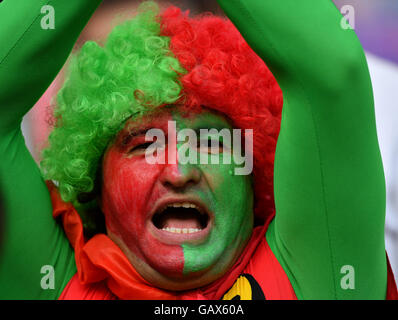 Lione, Francia. 6 Luglio, 2016. Una ventola del Portogallo cheers prima dell'Euro 2016 semifinale partita tra Portogallo e nel Galles a Lione, in Francia, il 6 luglio 2016. © Tao Xiyi/Xinhua/Alamy Live News Foto Stock