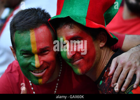 Lione, Francia. 6 Luglio, 2016. Gli appassionati di Portogallo pone prima dell'Euro 2016 semifinale partita tra Portogallo e nel Galles a Lione, in Francia, il 6 luglio 2016. © Tao Xiyi/Xinhua/Alamy Live News Foto Stock