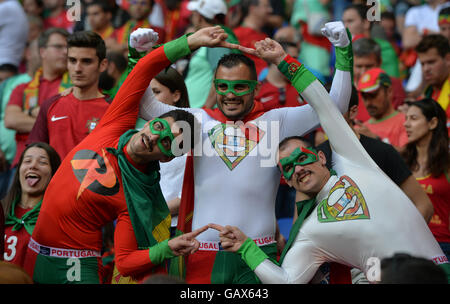 Lione, Francia. 6 Luglio, 2016. Gli appassionati di Portogallo pone prima dell'Euro 2016 semifinale partita tra Portogallo e nel Galles a Lione, in Francia, il 6 luglio 2016. Credito: Tao Xiyi/Xinhua/Alamy Live News Foto Stock