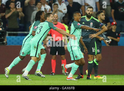 Lione, Francia. 06 Luglio, 2016. Nani (r) del Portogallo festeggia con i compagni di squadra Renato Sanches (l) e Adrien Silva dopo aver segnato il 2:0 per la sua squadra durante UEFA EURO 2016 semifinale partita di calcio tra il Portogallo e il Galles allo Stade de Lyon a Lione, Francia, 06 luglio 2016. A destra è Joe Ledley del Galles. Foto: Christian Charisius/dpa/Alamy Live News Foto Stock