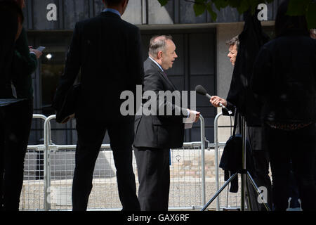 Londra, Regno Unito. 06 Luglio, 2016. Alex Salmond del SNP discute le implicazioni dell'indagine Chilcot fuori la Regina Elisabetta II Hall. Credito: Paolo Smyth/Alamy Live News Foto Stock