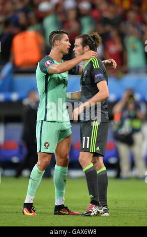 Lione, Francia. 06 Luglio, 2016. Campionati Europei di Calcio, semi-finale. Il Portogallo contro il Galles. Cristiano Ronaldo (POR) consolle Gareth Bale (gal) © Azione Sport Plus/Alamy Live News Foto Stock