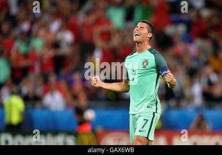 Lione, Francia. 06 Luglio, 2016. Campionati Europei di Calcio, semi-finale. Il Portogallo contro il Galles. Cristiano Ronaldo (POR) celebra il suo obiettivo © Azione Sport Plus/Alamy Live News Foto Stock