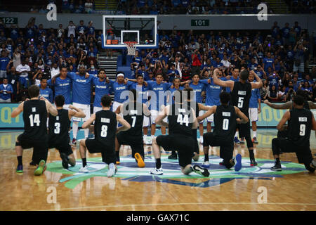 Filippine. 6 Luglio, 2016. Il filippino team guarda su come la Nuova Zelanda team esegue la Haka prima di iniziare la partita di qualificazione. La Nuova Zelanda e le Filippine hanno combattuto fuori sul cemento del Mall of Asia Arena di Pasay City per la FIBA Olympic torneo di qualificazione. La Nuova Zelanda ha vinto con 89 punti, Filippine, 80. © J Gerard Seguia/ZUMA filo/Alamy Live News Foto Stock