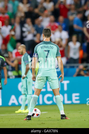 Lione, Francia. 6 Luglio, 2016. Cristiano Ronaldo, Por 7 rituale freekick PORTOGALLO - Galles 2-0 Semifinale ,Calcio Campionati Europei di euro al 06 luglio, 2016 a Lione, Stade de Lyon, Francia. Fussball, Nationalteam, Halbfinale,06.07.2016 Credito: Peter Schatz / Alamy Live News Foto Stock