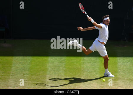 0Londra, Regno Unito. 6 Luglio, 2016. All England Lawn Tennis e Croquet Club di Londra, Inghilterra. Il torneo di Wimbledon Tennis Championships Giorno 10. Numero 3 seme, Roger Federer (SUI) colpi di rovescio durante il suo primo quarto di finale di singles match contro la numero 9 di sementi, Marin CILIC (CRO). Credit: Azione Plus immagini di sport/Alamy Live News Foto Stock