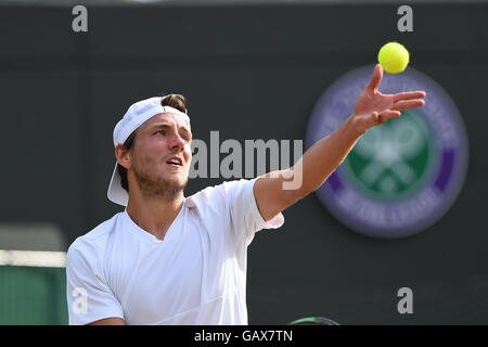 0Londra, Regno Unito. 6 Luglio, 2016. All England Lawn Tennis e Croquet Club di Londra, Inghilterra. Il torneo di Wimbledon Tennis Championships Giorno 10. Il numero di semi 32, Lucas Pouille serve durante il suo primo quarto di finale di partita contro il numero 10 sementi, Tomas BERDYCH (CZE). Credit: Azione Plus immagini di sport/Alamy Live News Foto Stock