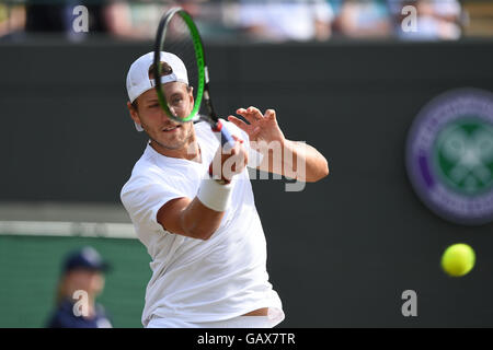 0Londra, Regno Unito. 6 Luglio, 2016. All England Lawn Tennis e Croquet Club di Londra, Inghilterra. Il torneo di Wimbledon Tennis Championships Giorno 10. Il numero di semi 32, Lucas Pouille colpisce un diretti durante il suo primo quarto di finale di partita contro il numero 10 sementi, Tomas BERDYCH (CZE). Credit: Azione Plus immagini di sport/Alamy Live News Foto Stock