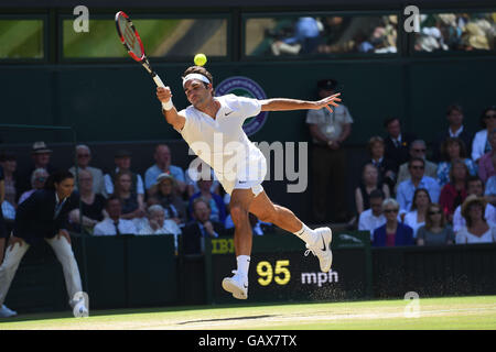 0Londra, Regno Unito. 6 Luglio, 2016. All England Lawn Tennis e Croquet Club di Londra, Inghilterra. Il torneo di Wimbledon Tennis Championships Giorno 10. Numero 3 seme, Roger Federer (SUI) colpisce un diretti durante il suo primo quarto di finale di singles match contro la numero 9 di sementi, Marin CILIC (CRO). Credit: Azione Plus immagini di sport/Alamy Live News Foto Stock