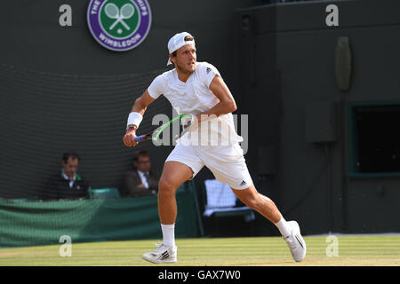 0Londra, Regno Unito. 6 Luglio, 2016. All England Lawn Tennis e Croquet Club di Londra, Inghilterra. Il torneo di Wimbledon Tennis Championships Giorno 10. Il numero di semi 32, Lucas Pouille colpisce un diretti durante il suo primo quarto di finale di partita contro il numero 10 sementi, Tomas BERDYCH (CZE). Credit: Azione Plus immagini di sport/Alamy Live News Foto Stock