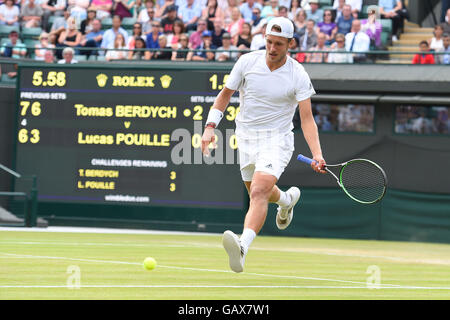 0Londra, Regno Unito. 6 Luglio, 2016. All England Lawn Tennis e Croquet Club di Londra, Inghilterra. Il torneo di Wimbledon Tennis Championships Giorno 10. Il numero di semi 32, Lucas Pouille colpisce un diretti durante il suo primo quarto di finale di partita contro il numero 10 sementi, Tomas BERDYCH (CZE). Credit: Azione Plus immagini di sport/Alamy Live News Foto Stock