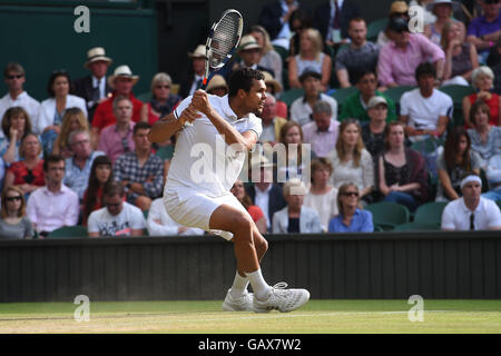 0Londra, Regno Unito. 6 Luglio, 2016. All England Lawn Tennis e Croquet Club di Londra, Inghilterra. Il torneo di Wimbledon Tennis Championships Giorno 10. Numero 12 sementi, Jo-Wilfried Tsonga (FRA) colpi di rovescio durante il suo primo quarto di finale di partita contro il numero 2 di sementi, Andy Murray (GBR). Credit: Azione Plus immagini di sport/Alamy Live News Foto Stock