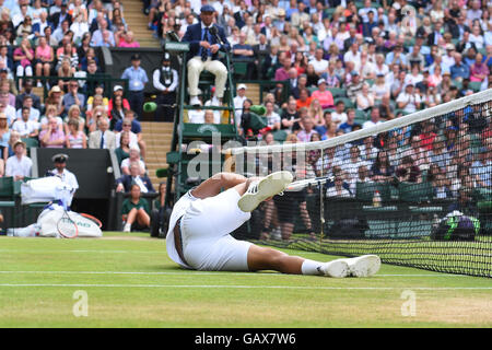 0Londra, Regno Unito. 6 Luglio, 2016. All England Lawn Tennis e Croquet Club di Londra, Inghilterra. Il torneo di Wimbledon Tennis Championships Giorno 10. Numero 12 sementi, Jo-Wilfried Tsonga (FRA) dives cercando di ritorno durante il suo primo quarto di finale di partita contro il numero 2 di sementi, Andy Murray (GBR). Credit: Azione Plus immagini di sport/Alamy Live News Foto Stock