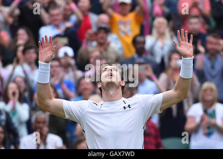 0Londra, Regno Unito. 6 Luglio, 2016. All England Lawn Tennis e Croquet Club di Londra, Inghilterra. Il torneo di Wimbledon Tennis Championships Giorno 10. Numero 2 seme, Andy Murray (GBR) celebra la sua vittoria durante il suo primo quarto di finale di partita contro il numero 12 sementi, Jo-Wilfried Tsonga (FRA). Credit: Azione Plus immagini di sport/Alamy Live News Foto Stock