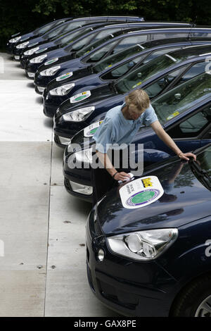 Un membro dello staff che ha lucidato le vetture al parcheggio Hertz Car Park al Wimbledon Tennis Championships nel sud-ovest di Londra. Foto Stock