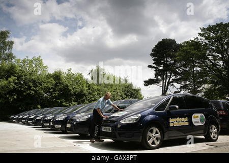 Tennis - Wimbledon Championships 2008 - Preparations - The All England Club. Un membro del personale che si è fatto appolvi le auto al Hertz Car Park al Wimbledon Tennis Championships nel sud-ovest di Londra. Foto Stock