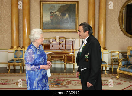 La Regina Elisabetta II della Gran Bretagna saluta l'Ambasciatore del Guatemala Alfonso Matta Fahsen, a Buckingham Palace, Londra, che ha presentato le sue credenziali. Foto Stock