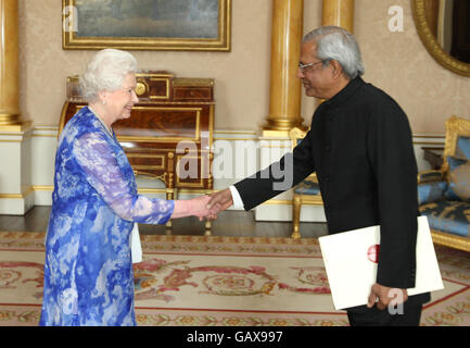 La Regina Elisabetta II della Gran Bretagna saluta il Commissario per l'India, Shiv Shankar Mukherjee a Buckingham Palace, Londra, che ha presentato le sue credenziali. Foto Stock