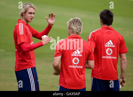 Cricket - NatWest Series - Quarta Giornata Internazionale - Inghilterra Nets Session - The Oval. L'Inghilterra Stuart Broad (a sinistra), Luke Wright e James Anderson (a destra) durante la sessione di Nets all'Oval, Londra. Foto Stock