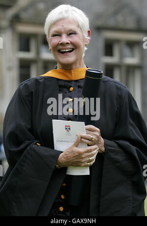 Dame Judi ottiene la laurea onoraria. L'attrice Dame Judi Dench dopo essere stata insignita di un Dottore onorario di lettere dall'Università di St Andrews. Foto Stock