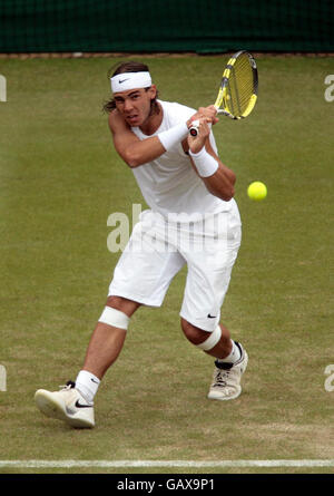 La spagnola Rafael Nadal torna in Germania ad Andreas Beck durante i Campionati di Wimbledon 2008 presso l'All England Tennis Club di Wimbledon. Foto Stock