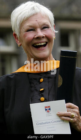 Attrice Dame Judi Dench dopo essere stata insignita di un Dottore Onorario di lettere dall'Università di St Andrews. Foto Stock