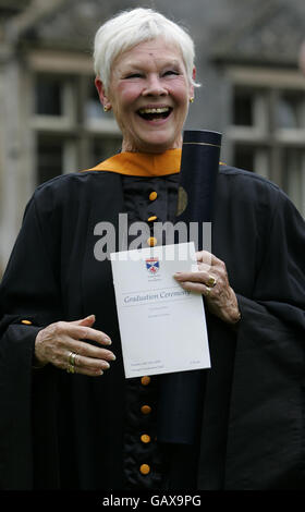 Dame Judi ottiene la laurea onoraria. L'attrice Dame Judi Dench dopo essere stata insignita di un Dottore onorario di lettere dall'Università di St Andrews. Foto Stock