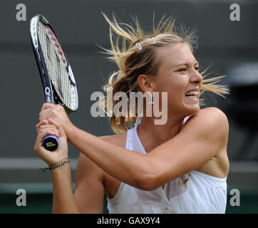 Maria Sharapova della Russia in azione durante i Campionati di Wimbledon 2008 presso l'All England Tennis Club di Wimbledon. Foto Stock