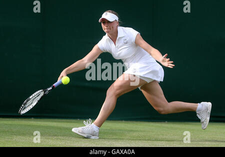 Vera Zvonareva della Russia in azione durante i Campionati di Wimbledon 2008 all'All England Tennis Club di Wimbledon. Foto Stock