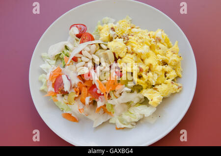 Placcato uova strapazzate con insalata e pinoli Foto Stock