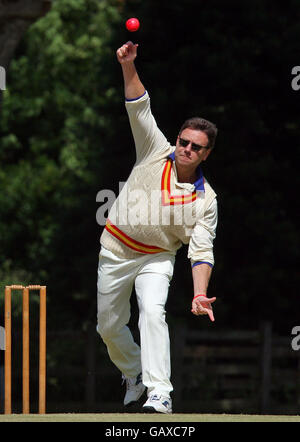 L'ex giocatore di rugby dell'Inghilterra Simon Halliday durante una partita di beneficenza tra il Duca di Rutland XI e il Sir Richard Hadlee XI, al Belvoir Cricket Club. Foto Stock