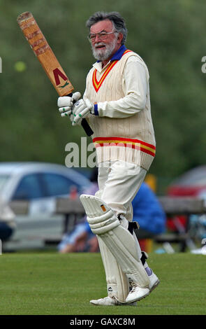 Test Match Commentatore speciale Bill Frindall durante una partita di beneficenza tra il Duca di Rutland XI e il Sir Richard Hadlee XI, al Belvoir Cricket Club. Foto Stock