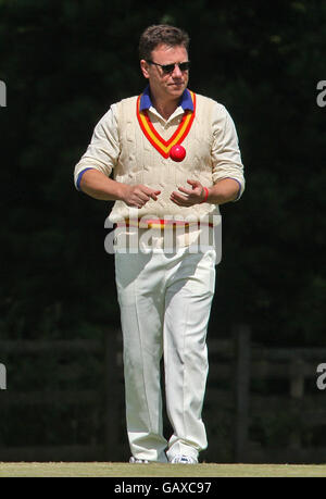 L'ex giocatore di rugby dell'Inghilterra Simon Halliday durante una partita di beneficenza tra il Duca di Rutland XI e il Sir Richard Hadlee XI, al Belvoir Cricket Club. Foto Stock