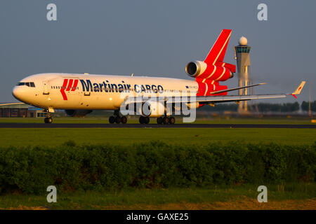 Martinair Cargo McDonnell Douglas MD-11 Freighter uscire Amsterdam nella luce della sera. Foto Stock