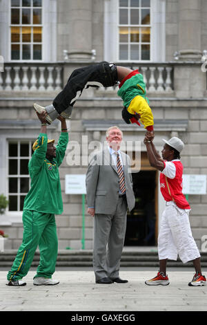 John o'Donoghue T.D, Presidente di Dail Eireann (centro) con acrobati, Ally futuro, (a sinistra), Toffi Aziz, (in corso, al centro) e Jamal Mwangi (a destra) alla Giornata inaugurale della Famiglia Oireachtas, oggi a Leinster House, Dublino. Foto Stock