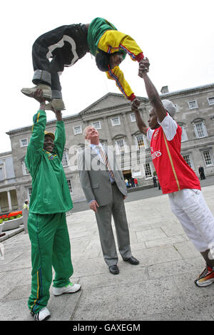 John o'Donoghue T.D, Presidente di Dail Eireann (centro) con acrobati, Ally futuro, (sinistra), Toffi Aziz, (in corso, al centro) e Jamal Mwangi (destra) alla Giornata inaugurale della Famiglia Oireachtas, oggi a Leinster House, Dublino. Foto Stock