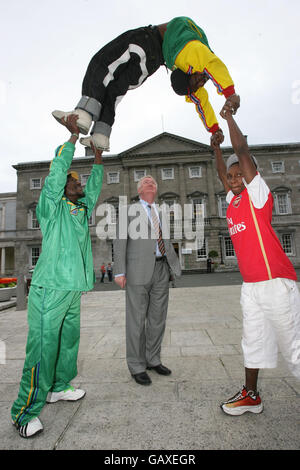 John o'Donoghue T.D, Presidente di Dail Eireann (centro) con acrobati, Ally futuro, (sinistra), Toffi Aziz, (in corso, al centro) e Jamal Mwangi (destra) alla Giornata inaugurale della Famiglia Oireachtas, oggi a Leinster House, Dublino. Foto Stock