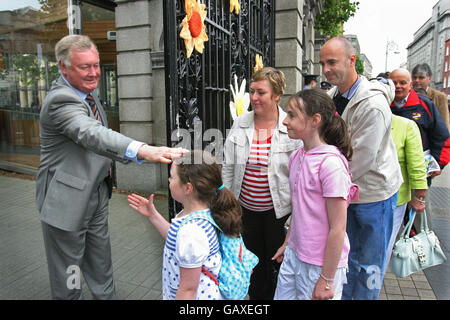 John o'Donoghue T.D, Presidente di Dail Eireann apre la porta di Kildare Street e saluta i primi visitatori ad arrivare a Leinster House al giorno inaugurale della Famiglia di Oireachtas, oggi. Foto Stock