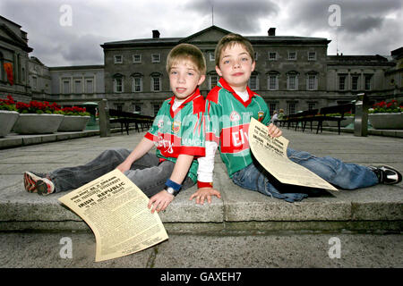 I fratelli Michael Walsh e James Walsh della contea di Ballina Mayo si godono oggi alla Leinster House, Dublino, il primo Oireachtas Family Day. Foto Stock