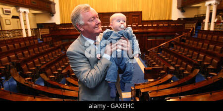 John o'Donoghue T.D, Presidente di Dail Eireann con quattro mesi di età, Conor Nealon, da Miltown Malbay, County Clare, all'interno della Dail Chamber in occasione del primo Oireachtas Family Day, oggi a Leinster House, Dublino. Foto Stock